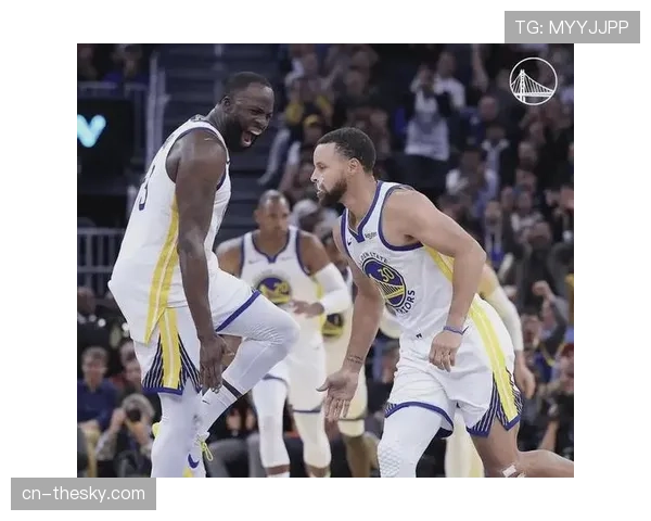 特写镜头：勇士格林在暂停期间用战术板向年轻球员讲解防守站位