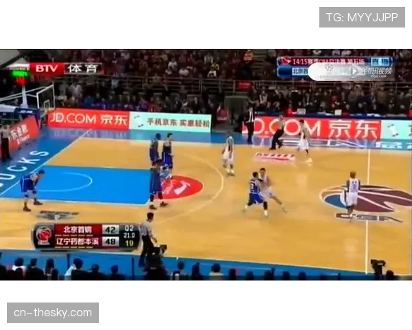 现场直击:季后赛高强度防守下,北京队队员方硕一节比赛内更换三件浸湿球衣 现场直击:季后赛高强度防守下,北京队队员方硕一节比赛内更换三件浸湿球衣